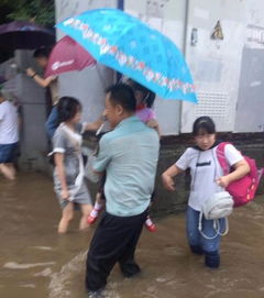 武汉暴雨，家长划桨板接娃的温情瞬间