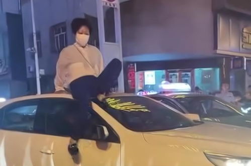 女子当街打砸汽车，精神病发作下的社会关注