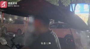 惊魂一刻，女子在车上发现人脸蜘蛛